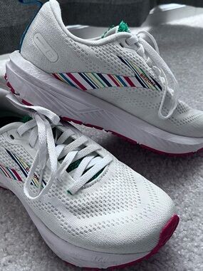 Brooks White Revel 6 Running Shoes Limited Edition Green Grass